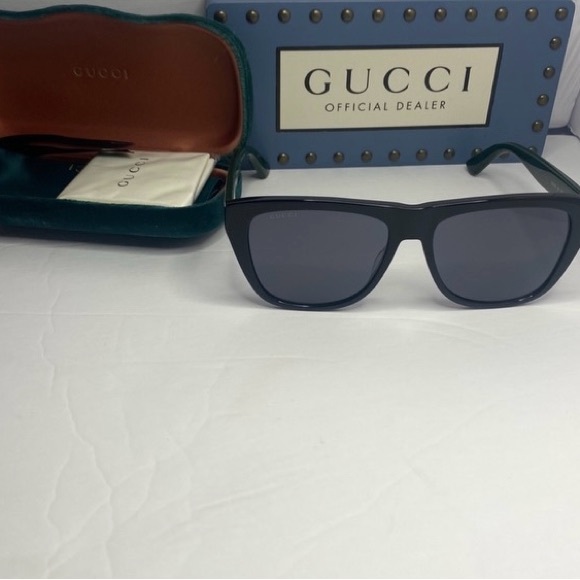Gucci authentic Mens sunglasses! Very stylish and perfect for summer - Picture 9 of 10